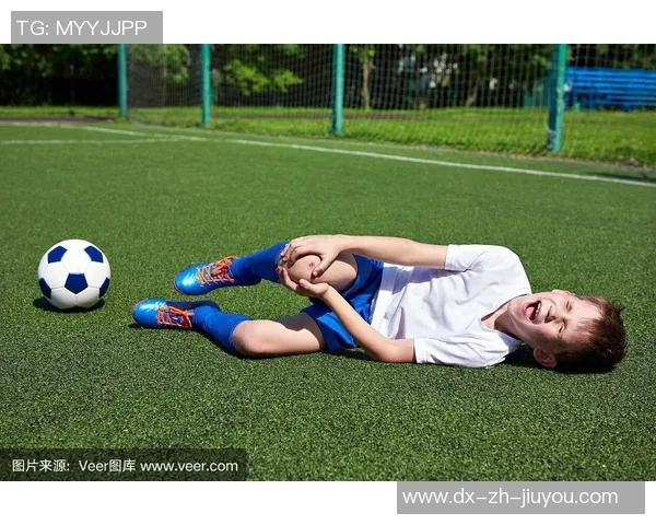 踢足球时膝盖受伤的原因及预防措施探讨